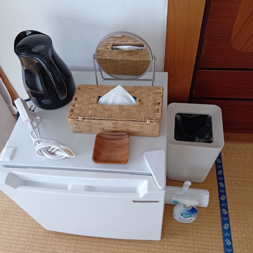 小さな冷蔵庫とケトルあります。