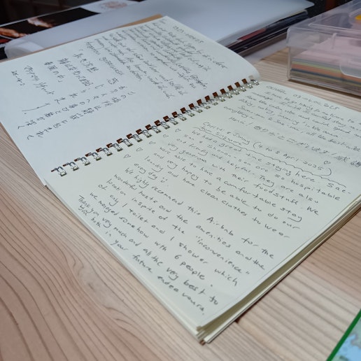 ゲストノートです。いろんな国の方が各々の言語で自由に書いてくれてます。