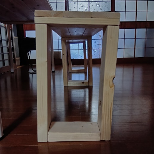 ダイニングのベンチです。DIYしたらピザの斜塔みたいになりました。天板が恐ろしくねじれてますが...