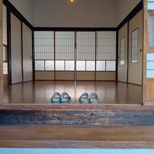 玄関です。立派な框ですね。