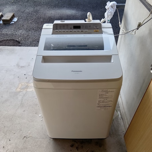 洗濯機は外にあります。洗剤、柔軟剤もあり全て無料でお使いいただけます。