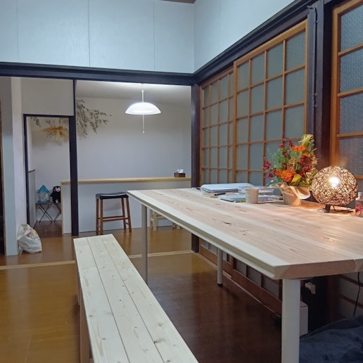 共有のリビングです。キッチン続きになってるのでご飯食べるでも仕事でもほかのゲストとのコミュニケ...