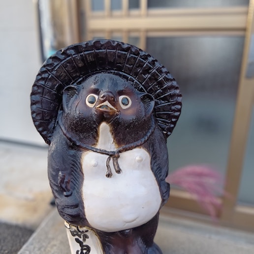 信楽焼の狸です。我が家の玄関を守ってくれています。写真で見るより大きいです。