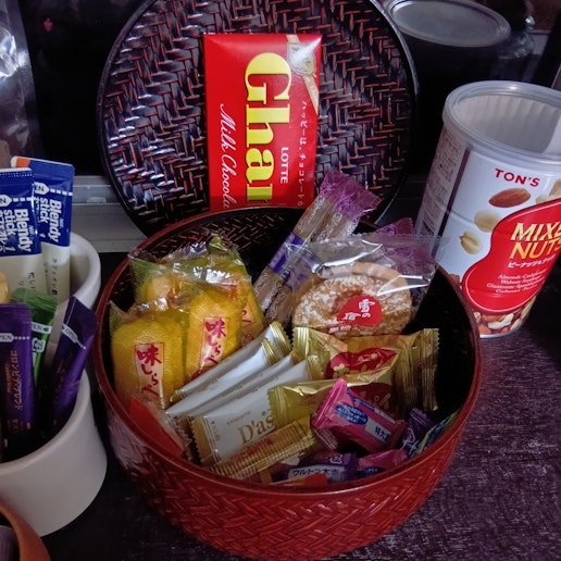 お菓子もその時々でラインナップは変わりますが自由に食べてください！