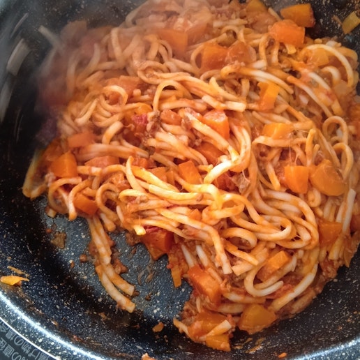 フランスのゲストが作ってくれたうどんをつかったボロネーゼです。驚く量のニンジンが入ってました。