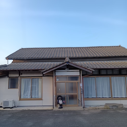 宿の玄関です。築何年か不明とのこと。恐らく６０～７０年前の建物ではないかと思います。