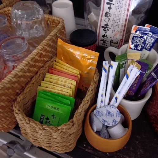 お茶、紅茶、コーヒー類置いてます。自由に飲んでください。