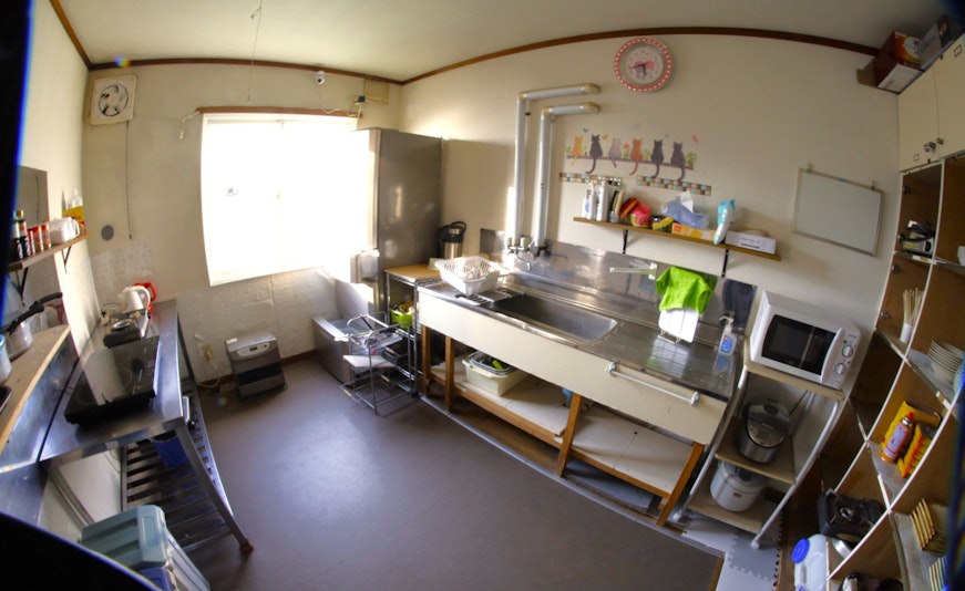 簡易クッキングルーム　大型冷蔵庫、調理器具、食器が有ります。