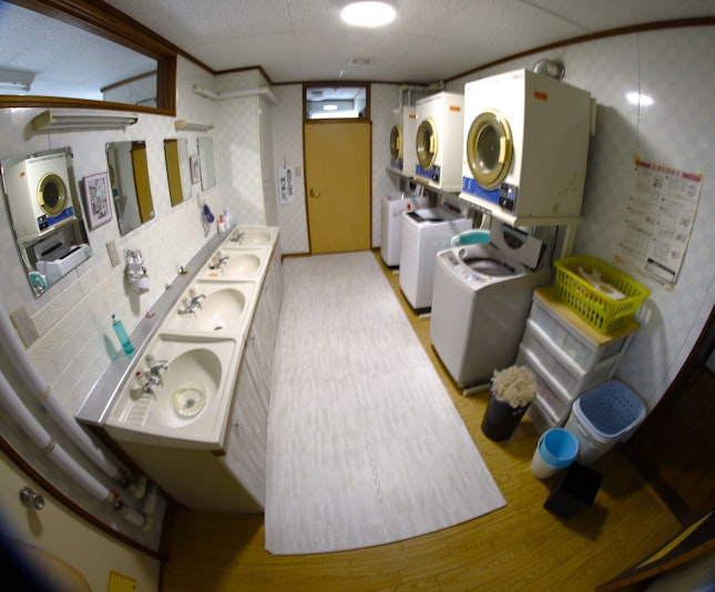 ユーティリティ1階　洗面台4台、洗濯機・乾燥機3台