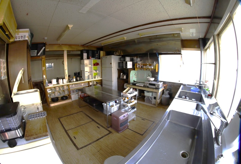 クッキング室　大型冷蔵庫、調理器具、食器があります。