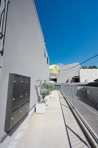 左手に郵便ポスト、まっすぐ