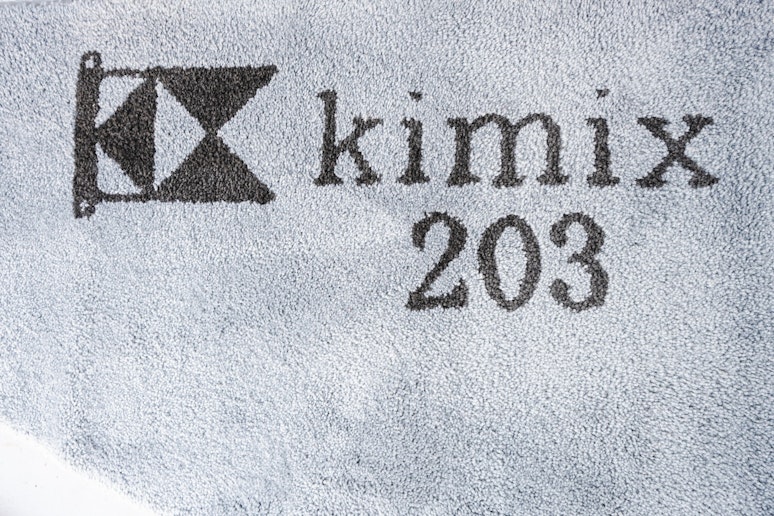 玄関前のこのロゴが目印