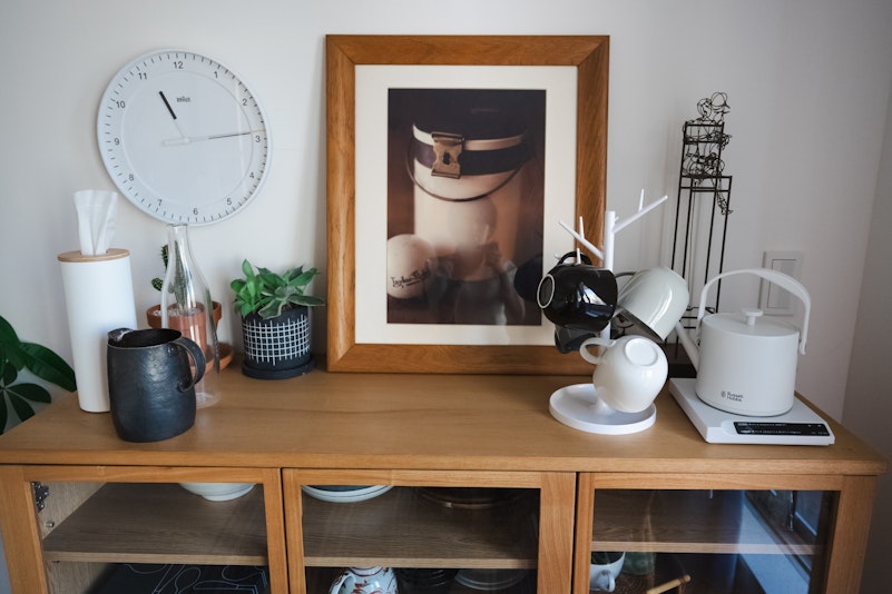 食器棚にかわいいお皿あります