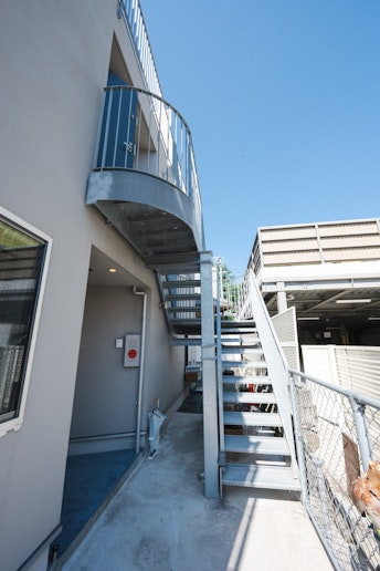 この階段をあがります