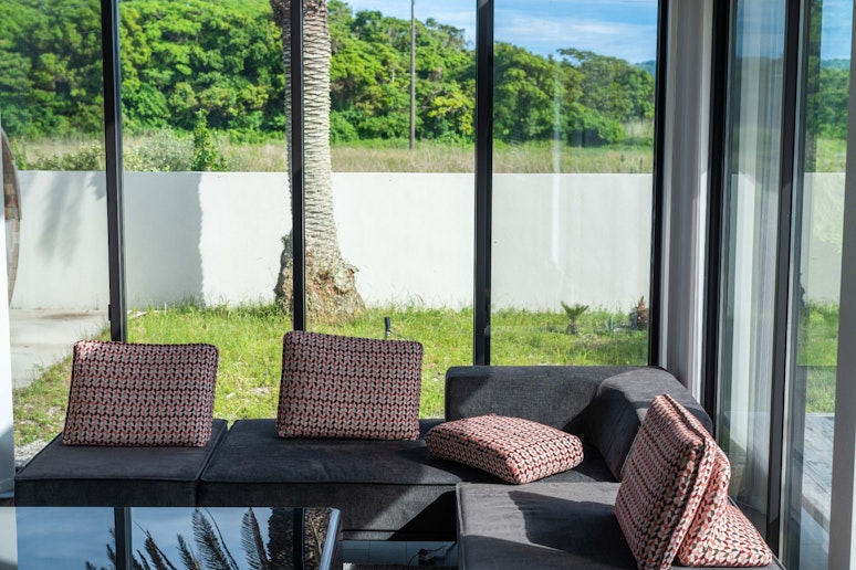 リビングダイニング。談笑やくつろぎの時間を優雅に演出する、広々としたソファ。