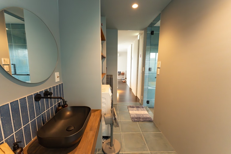 木の温もりとスタイリッシュなデザインが調和した、洗練された洗面エリア。...