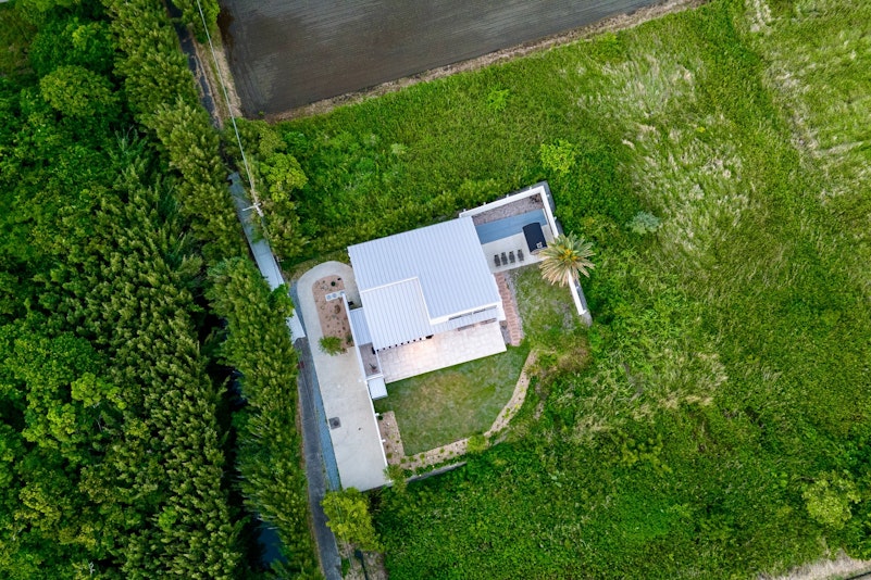 外観。周辺は、緑豊かな自然が広がっております。