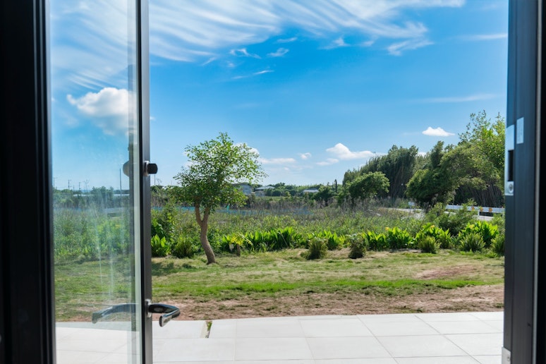 窓からは、自然豊かな景色が広がります。