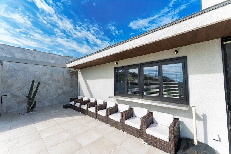 屋外家具を配置した中庭スペースは、青空の下でのんびりとくつろげる開放的な空間。...