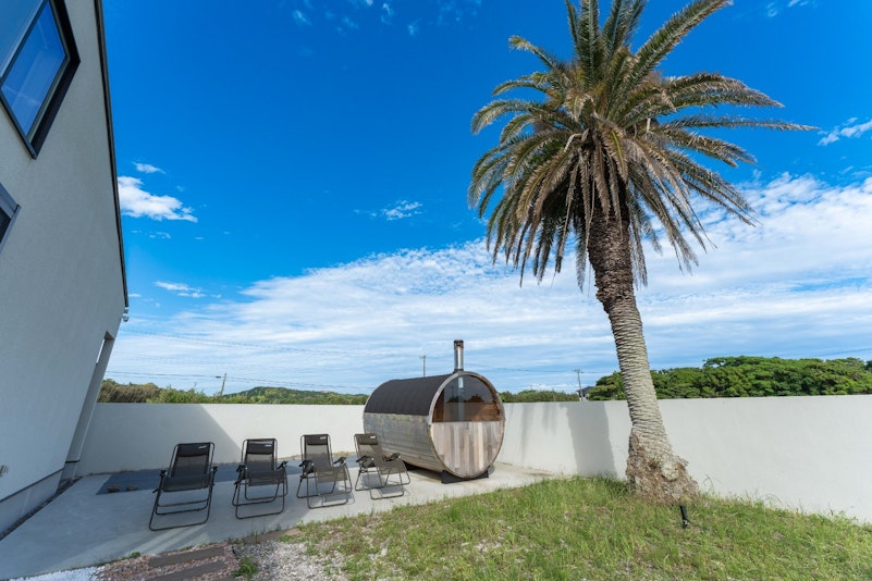 中庭。バレルサウナ、整いスペースを完備。