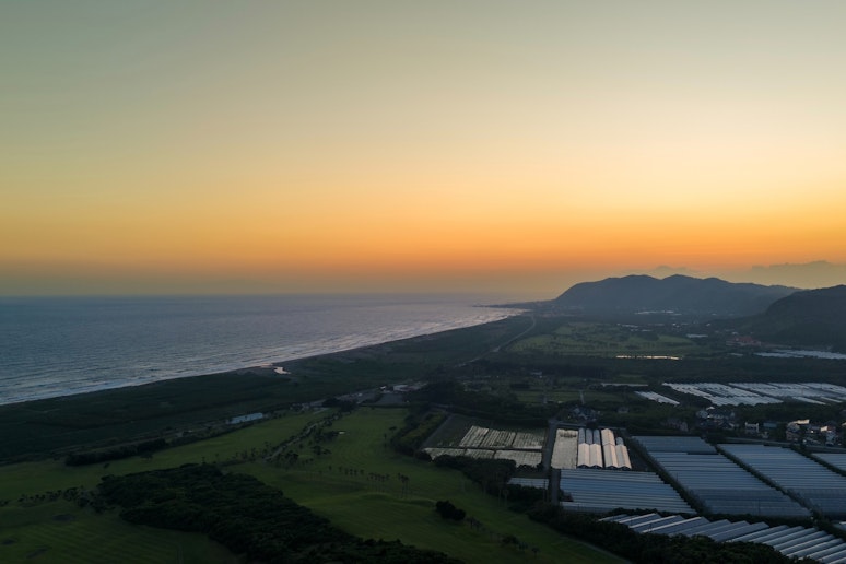 夕刻には、海の彼方へと沈む夕陽が、空と海を柔らかな光で包み込みます。