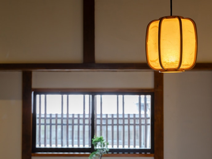 ・【2階・奈良井ビュールーム】古民家ならではの古い柱や格子窓を活かしています