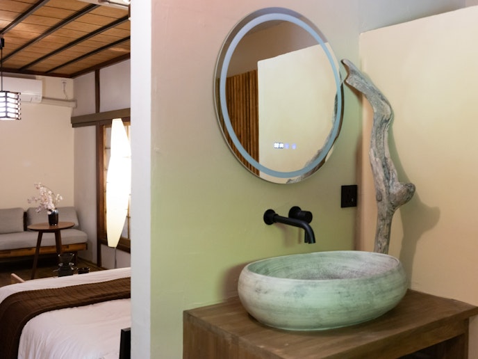 ・【1階・ガーデンルーム】和モダンの雰囲気にマッチした洗面ボウルと鏡