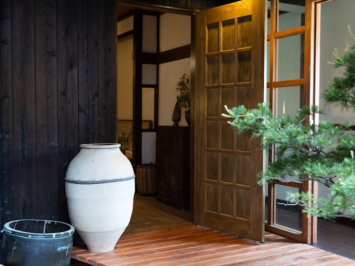 ・【1階・ガーデンルーム】木の扉や壁の空間のアクセントに