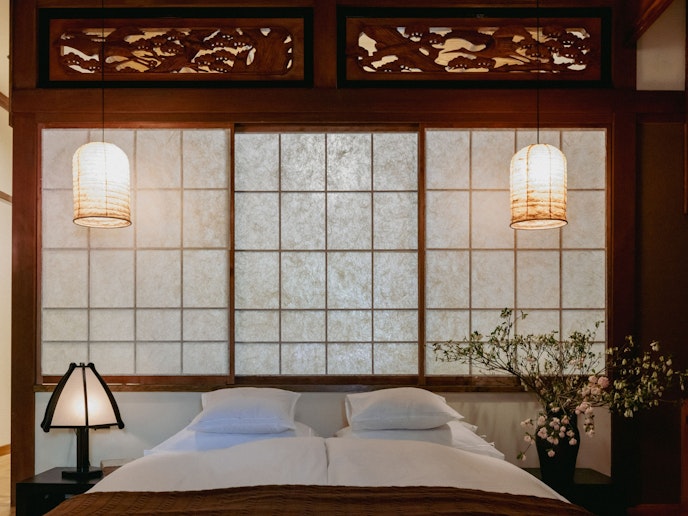 ・【2階・ジャポニズムスイート】細かい細工が施された欄間が目を引きます