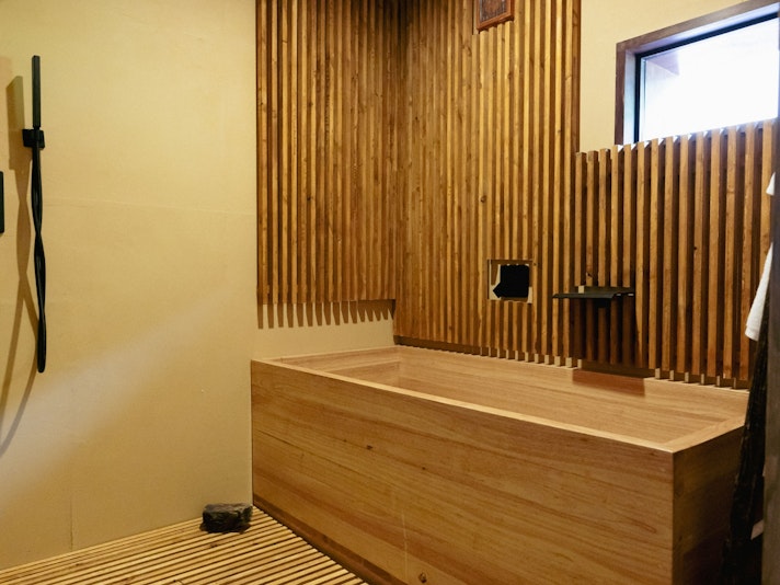 ・【2階・奈良井ビュールーム】木の香りがほんのり漂うひのき風呂。ちょっと贅沢なバスタイムを
