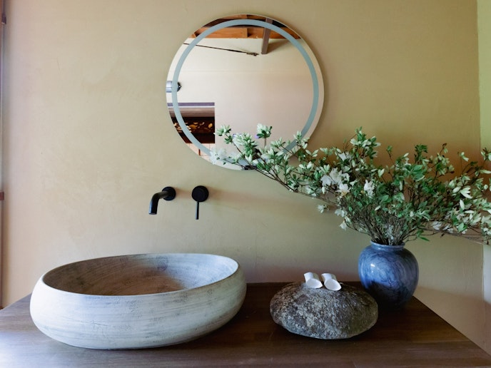 ・【2階・ジャポニズムスイート】和モダンの雰囲気にマッチした洗面ボウルと鏡