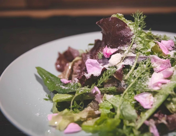 ・【夕食一例】旬の新鮮な食材を活かしたお料理。ワインとのマリアージュをお楽しみください