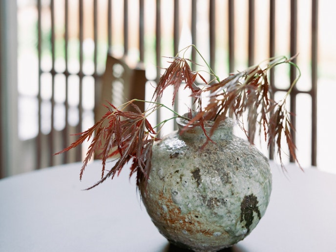 ・【1階カフェ・レストラン】季節の花や緑が和モダンな空間のアクセントに