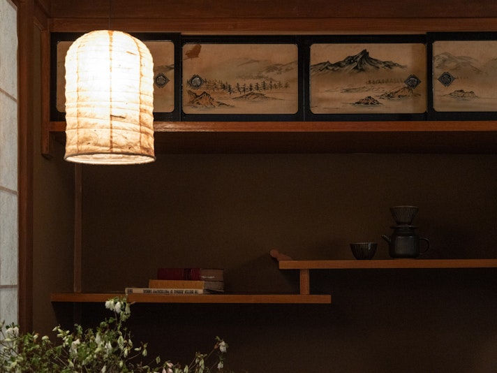・【2階・ジャポニズムスイート】違い棚は、書院造の座敷飾りにおける重要な構成要素のひとつです