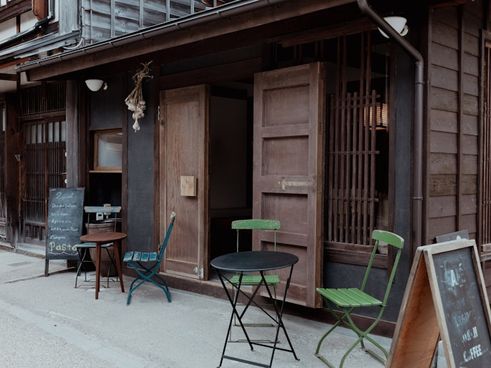 ・【外観】1階にはカフェ・レストランを併設