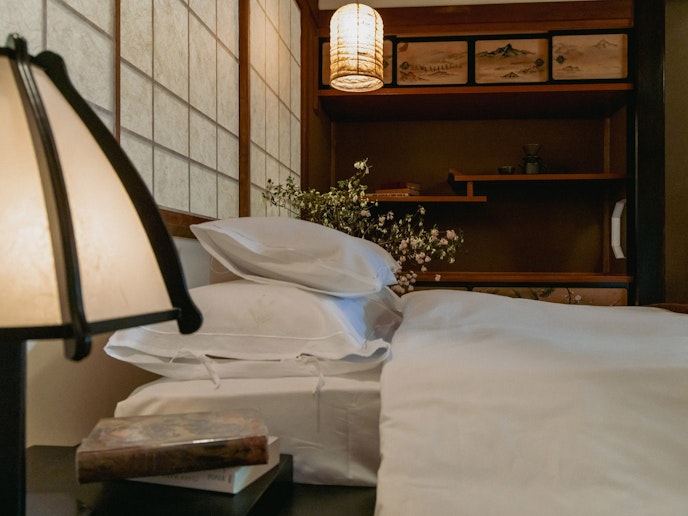 ・【2階・ジャポニズムスイート】アンティーク風の枕元ライトもお部屋の雰囲気にマッチ