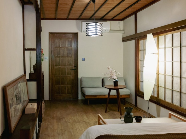 古民家ならではの柱や建具を活かした和モダンなインテリア