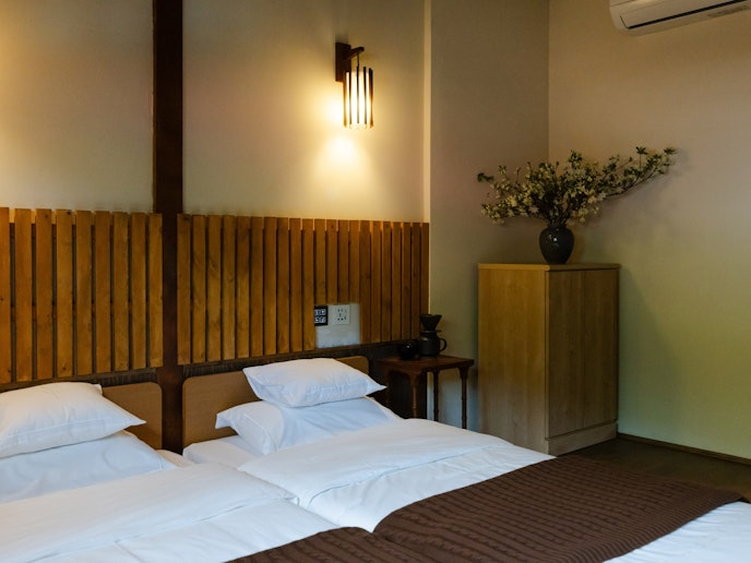 ・【2階・奈良井ビュールーム】枕元のコンセントはスマホの充電に便利です