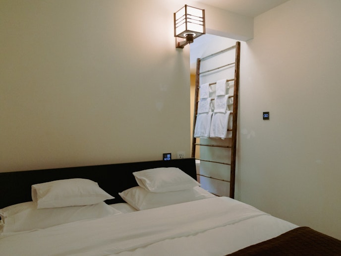 ・【1階・ガーデンルーム】枕元のコンセントはスマホの充電に便利です