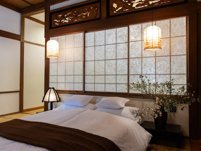 ・【2階・ジャポニズムスイート】ゆったりサイズのキングベッド1台（幅174cm&times;縦210cm）を設置
