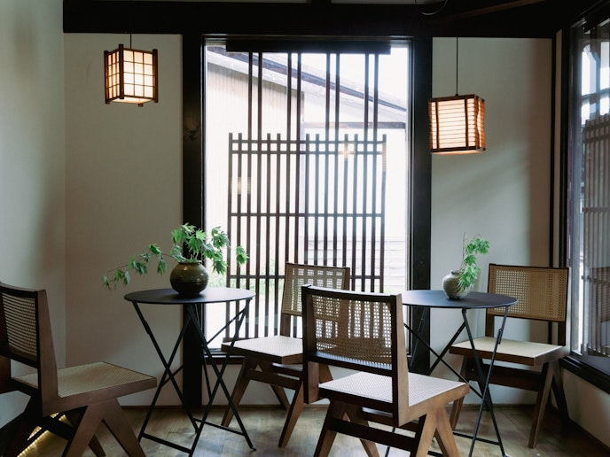 ・【1階カフェ・レストラン】格子窓越しに自然光が室内をやさしく照らします