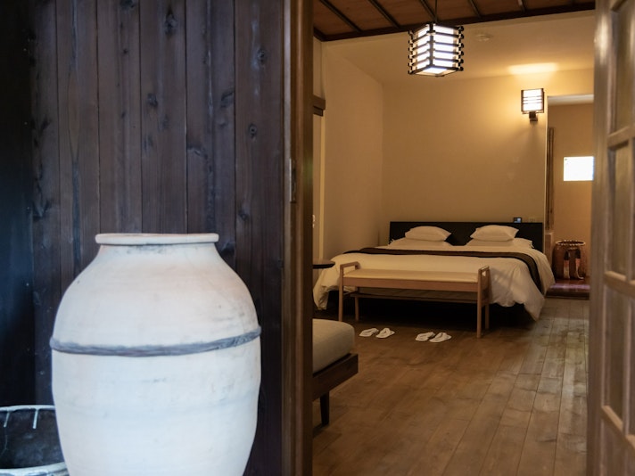 ・【1階・ガーデンルーム】奥行のあるお部屋。外からの光が室内をやさしく照らします