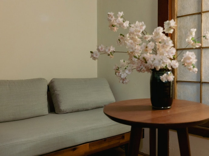 ・【1階・ガーデンルーム】ソファーに座ってお寛ぎいただけます