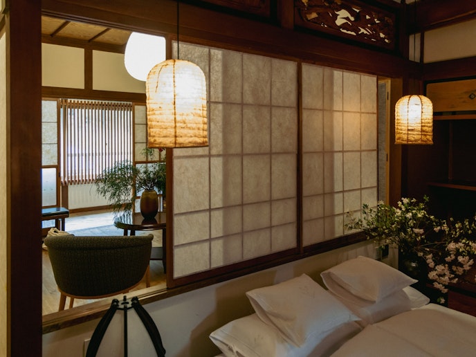 ・【2階・ジャポニズムスイート】リビングルームとベッドルームは障子戸で目隠し