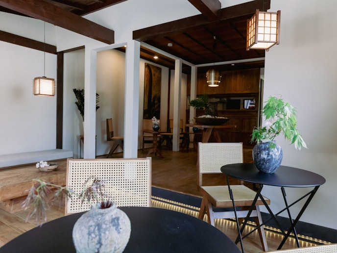 ・【1階カフェ・レストラン】客室同様、古民家の良さを生かした和モダンな空間