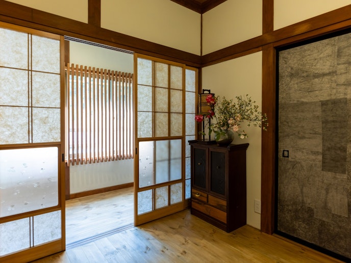 ・【2階・ジャポニズムスイート】自然光をやさしく室内に取り入れる障子戸と窓の格子