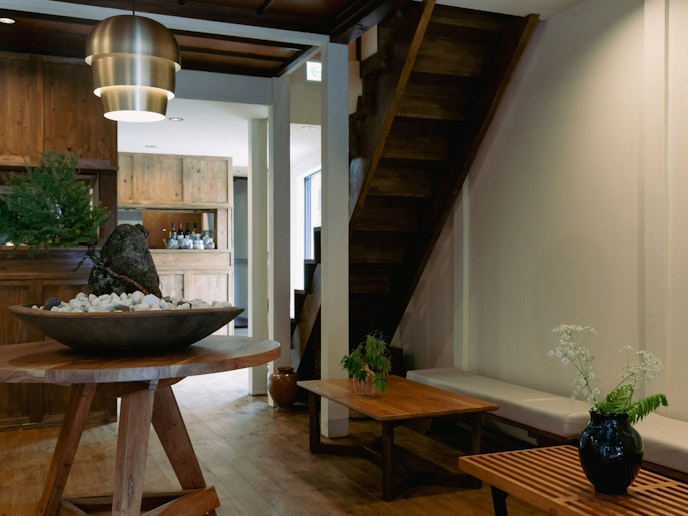 ・【1階カフェ・レストラン】古民家のため2階の客室へ上がる急な階段にはご注意ください