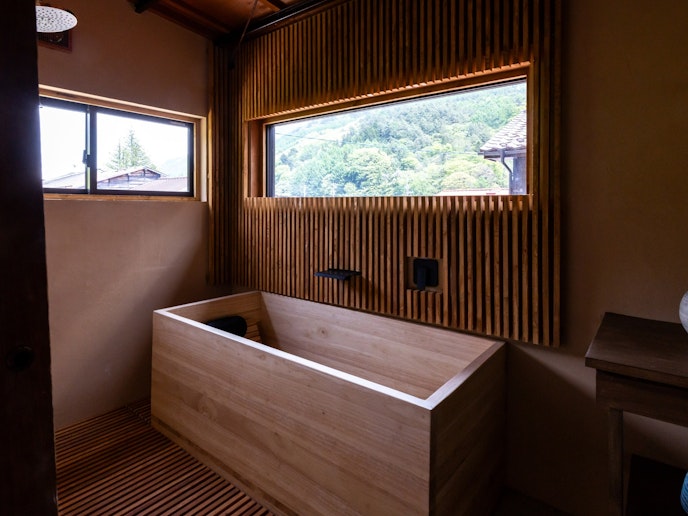 ・【2階・ジャポニズムスイート】2方向に窓を設えたバスルーム。明るく快適な空間です