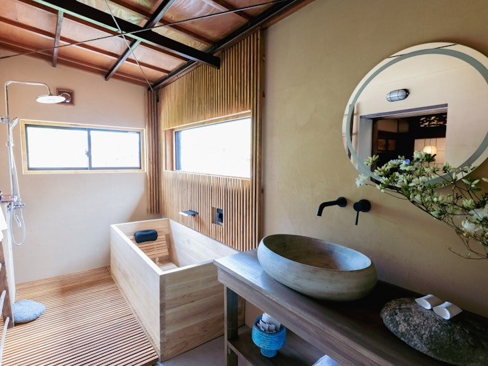・【2階・ジャポニズムスイート】明るく快適なバスルーム。お風呂にはレインシャワーを設置