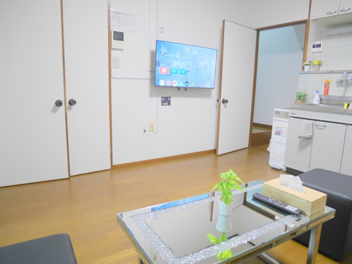 2階のリビングダイニングです。 ソファ、スマートテレビがございます。